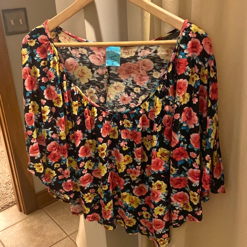 Cute flutter sleeve HIP top.